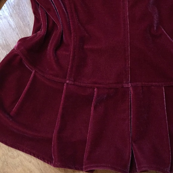 Mechant raspberry stretch velour Vneck/pleats/lace - Picture 7 of 8